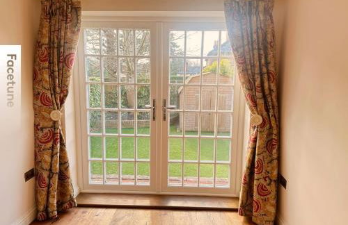 Charming Surrey Cottage perfect for Autumn or Winter gatherings - Photo 10