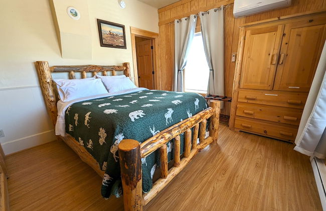 Yellowstone's Treasure Cabins - Photo 22