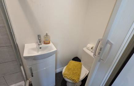 Large Modern House With Private Parking - Photo 146