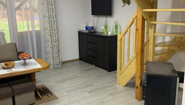 Domek w lesie blisko rzeki - Foto 4