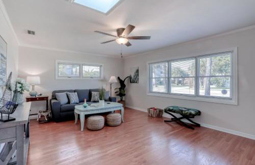 Beachside snowbird escape with fenced yard & washer/dryer - walk to beach access - Foto 6