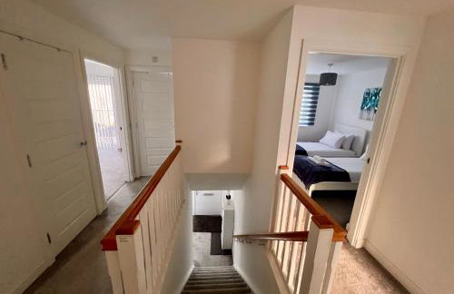 Beautiful 4-Bedroom House with Private Garden & Parking - Foto 12