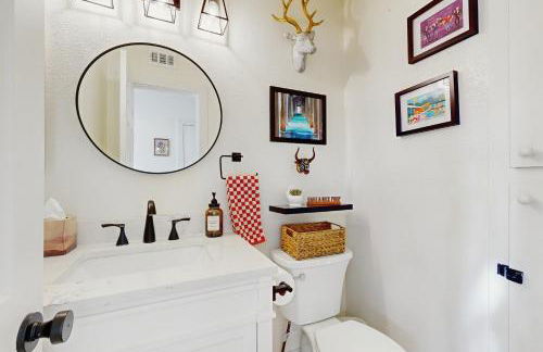 Stylish, Dog-Friendly Condo with Grill, shared Pool and Spa - Close to Downtown - Foto 14