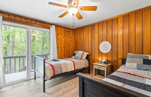 The Gingerbread House - 4 BR chalet, Sunroom, Deck, sleeps 10, modern amenities - Foto 40