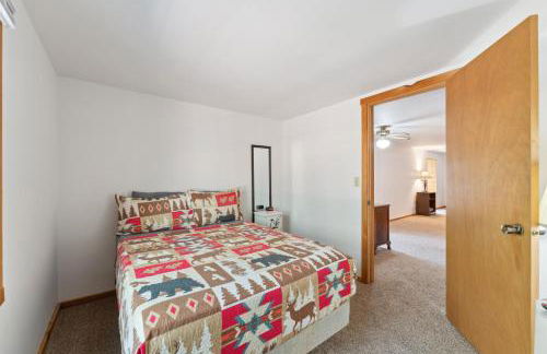 8BR 5BA Huge Dog Friendly Log Cabin near Wisconsin Dells and Lake sleeps 25plus - Foto 21