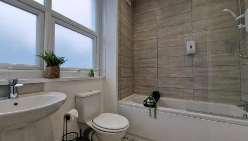 5 Bedroom semi detached home with off road parking - Foto 2