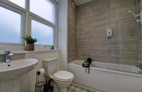 5 Bedroom semi detached home with off road parking - Photo 2