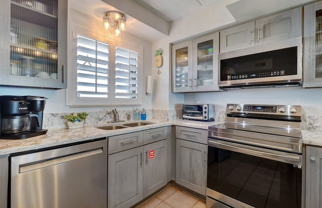 Beach Condo Miles-long Views Sand and Sea, Access to Private Fishing Pier by RedAwning - Foto 10