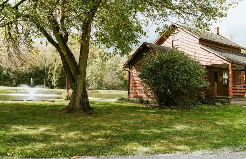 Quaint Winesburg Cottage with Porch and Pond! - Foto 1