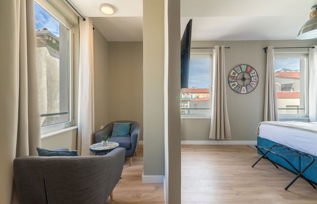 Luxurious Suites Elegance - Photo 41