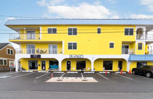 NEW 3BR-3BA Beach Block with Parking - Photo 33