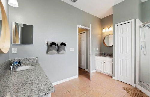 Spacious Disney Themed 5Bed Villa! Private Heated Enclosed Pool/Spa/BBQ! - Photo 37