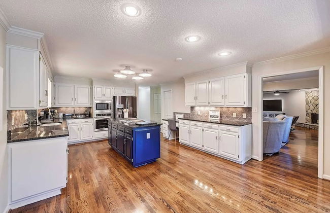 Lakefront Home Private Dock, Tiki Bar, Firepit Shore to Please by Avantstay - Foto 8