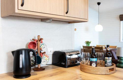 Sandmartin Lodge a lakeshore haven at Pine Lake Resort - Foto 47