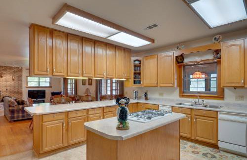 Beautiful Toledo Bend Retreat with Private Dock - Foto 10