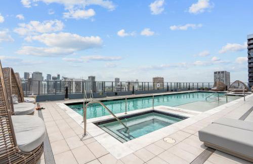 Downtown Condo with Den and Pool Access - Foto 56