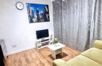 Friendly family apartment comfort sleep 6 close to tube bus airport - Foto 7