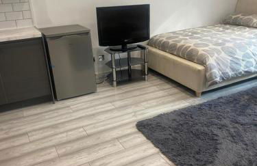 Lovely Modern studio flat with jacuzzi bath free parking - Foto 4