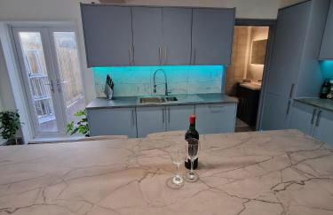 Stunning Modern Riverside Cottage - Photo 8