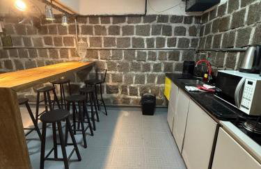 Apto surfe perto de tudo, mercado, barzinhos, farmácia, shopping - Foto 4