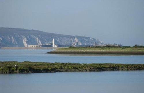 THE HIDEAWAY - LUXURY SELF CATERING COASTAL APARTMENT with PRIVATE ENTRANCE & KEY BOX ENTRY JUST A FEW MINUTES WALK TO THE BEACH, SOLENT WAY WALK, SHOPS and many EATERIES & BARS - FREE OFF ROAD PARKING,FULL KITCHEN, LOUNGE,BEDROOM , BATHROOM & WI-FI - Foto 25