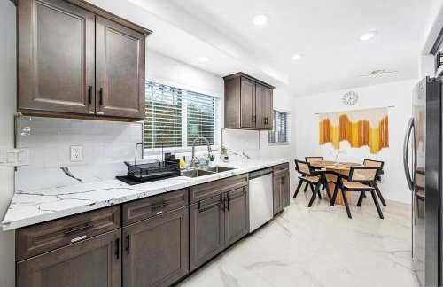 Mountains Views with Pool & Basketball, Relax & Play! - Foto 21