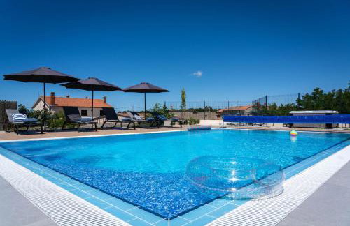Villa Blue Moon for 9 persons near Porec with 42 m2 heated pool, wellness, kids playground & sea view - Foto 2