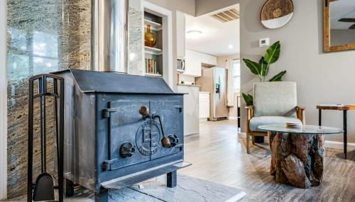 Cozy & Modern w Hot Tub, Fire Pit, Grill & Pond - Photo 5