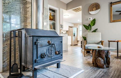 Cozy & Modern w Hot Tub, Fire Pit, Grill & Pond - Photo 5