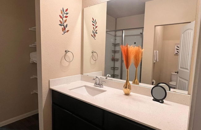 Spacious 4BR Home w Game Room Office Backyard - Foto 7