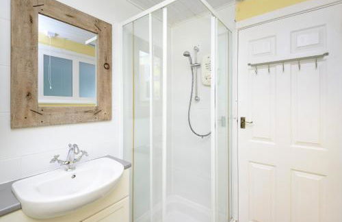 Beach Front House with Stunning Sea Views and Free Parking - Foto 18