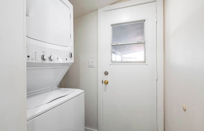 Charming Escape With Stylish Decor & Outdoor Space - Foto 43