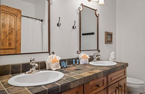 Teton Melody by KABINO Partial Air Conditioning Hot Tub FirePit Foosball Telescope Games WiFi Grill Mtn Views - Foto 35