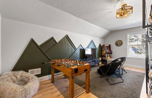 New Mountain Bluebird - walk to lake, golf, and town - game rm - family friendly - sleeps 14 - Photo 23