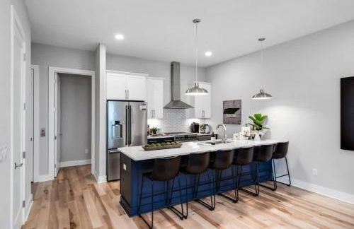 Rooftop Views - Hot Tub - Near Honky Tonks & Bars - Photo 9