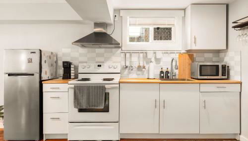 Spacious 2BR Home Backyard Parking & UW - Foto 2