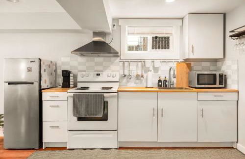 Spacious 2BR Home Backyard Parking & UW - Foto 2