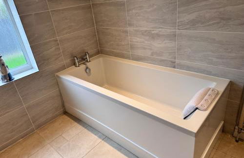 Pet-friendly - 2 Bedrooms Bungalow hot tub Parking - Foto 19