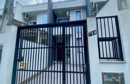 Casa completa com 2 quartos e garagem perto do aeroporto - Foto 2
