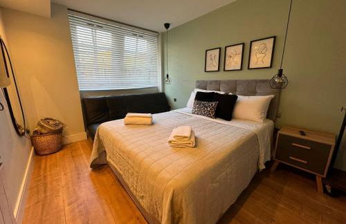 2 beds by Tower Bridge, Walk to Sights & Dining - Photo 15