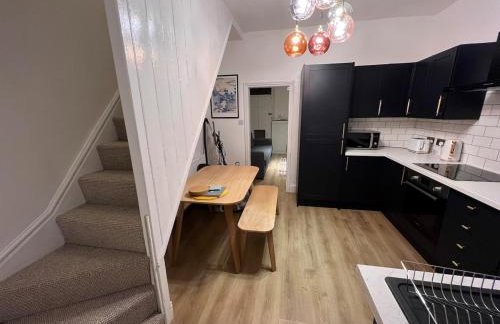Altrincham House - 2BR - Sleeps 6 - WiFi - Parking - Foto 7