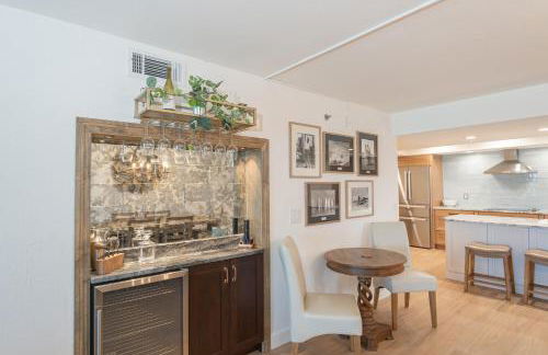 Luxury direct oceanfront corner with a large private balcony, heated pool and garage - Photo 40