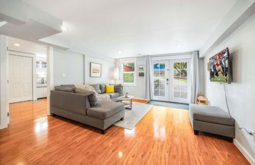 Spacious 2BR Home Backyard Parking & UW - Foto 1