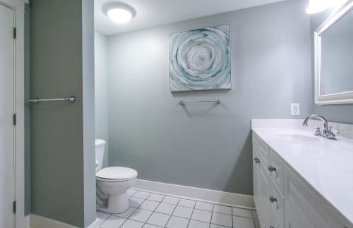 Gorgeous Overlooks The Courtyard in Classic Coastal Style Waterscape C400 - Foto 33