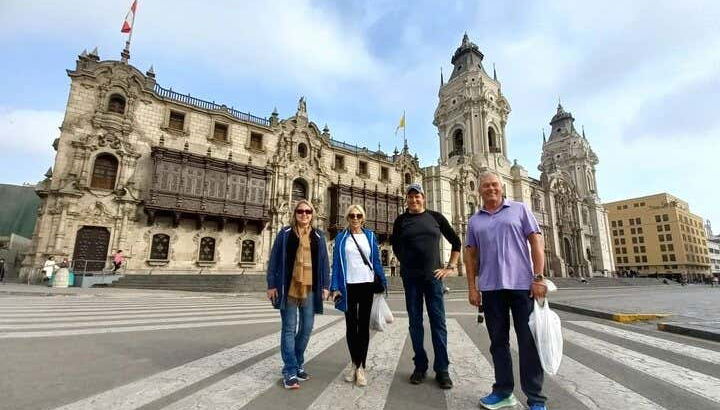 Foto con la catedral de Lima de fondo