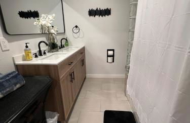 Peaceful Lakeside Retreat - Cozy 3BR Waterfront Home - Foto 34