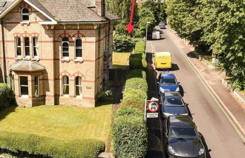 Large 2 bedroom town centre flat with free parking - Foto 32