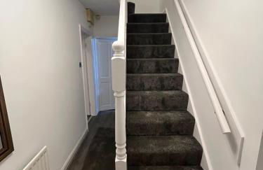 Marcot House Modern 5 bedroom house Solihull 10 mins drive from bhx & nec private off road parking - Foto 52