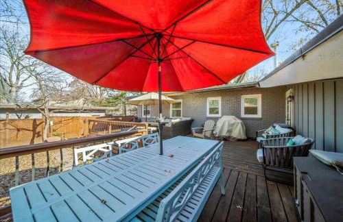 3BR Overland Park Home with Patio and Waterfall Pond - Foto 33