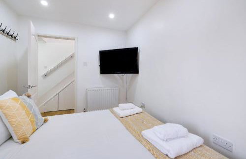 Luxury 5 BDR 2 BA House with Parking in Sandhurst By 360Stays - Photo 33